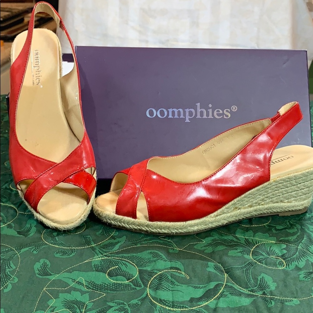 Pair red espadrille Oomphies sandals size 8 M